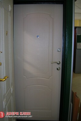 Входная дверь в квартиру с МДФ белого цвета
