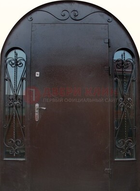 Арочная дверь со стеклом и ковкой ДА-16 под старину в Дмитрове