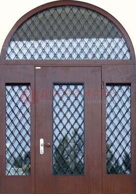 Крепкая стальная арочная дверь со стеклом и ковкой ДА-21 в Дмитрове