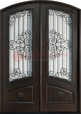 Арочная дверь со стеклом и ковкой ДА-33 в загородный дом в Егорьевске
