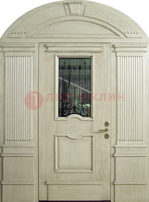 Белая входная дверь массив со стеклом и ковкой ДА-49 в Егорьевске
