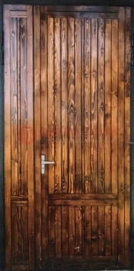 Коричневая металлическая дверь с евровагонкой ДЕ-10 в Саратове