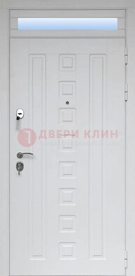 Белая металлическая дверь с фрамугой для коттеджа ДФГ-21 в Волхове