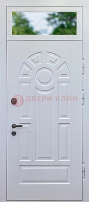 Белая входная дверь со стеклом и верхней фрамугой ДФГ-3 в Великом Новгороде