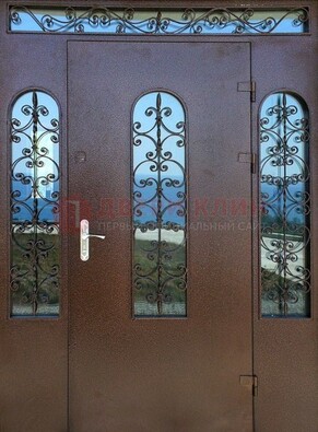 Железная парадная дверь со стеклом и ковкой ДПР-16 для общественных зданий в Волжском
