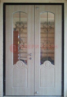 Парадная дверь со стеклянными вставками и ковкой ДПР-23 в деревянный дом в Волжском