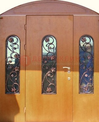 Парадная дверь со стеклянными вставками и ковкой ДПР-28 в общественное здание в Егорьевске
