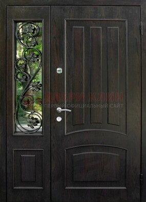 Парадная дверь со стеклянными вставками и ковкой ДПР-31 в кирпичный дом в Егорьевске
