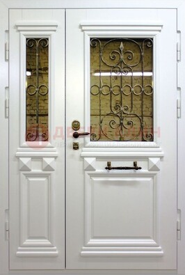Белая парадная металлическая дверь со стеклом и ковкой ДПР-83 в Санкт-Петербурге