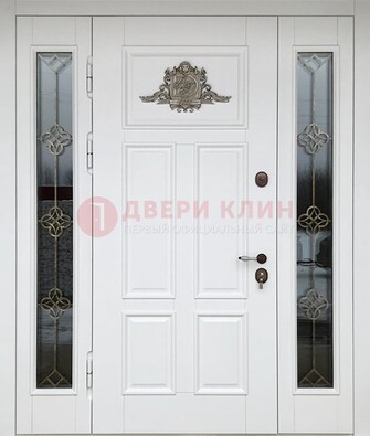Белая входная парадная дверь со стеклом и ковкой ДПР-92 в Егорьевске
