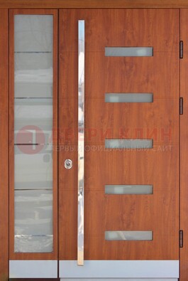 Коричневая металлическая дверь со стеклом ДС-72 в Егорьевске