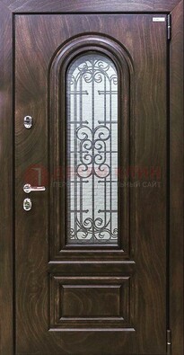 Темная филенчатая железная дверь со стеклом и ковкой ДСК-102 в Егорьевске