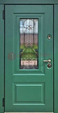 Зеленая металлическая дверь со стеклом и ковкой ДСК-113 в Егорьевске