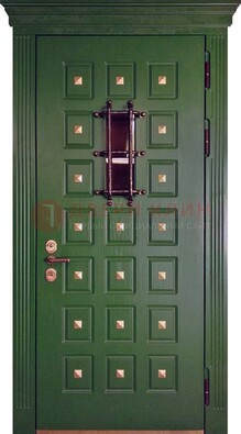 Зеленая уличная дверь со стеклом и ковкой для коттеджа ДСК-139 в Саратове