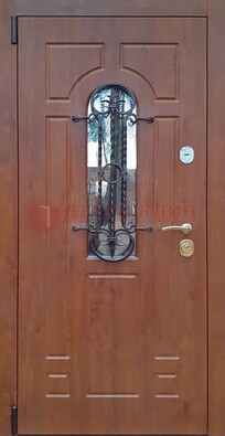 Темная железная дверь со стеклом и ковкой в коричневом цвете ДСК-154 в Егорьевске