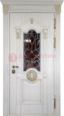 Белая железная дверь со стеклом и ковкой для кирпичного дома ДСК-155 в Егорьевске