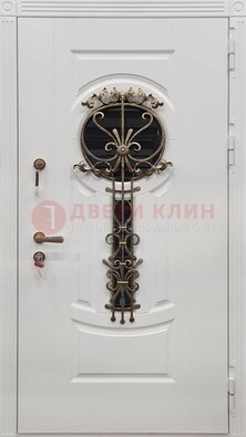 Светлая наружная дверь со стеклом и ковкой ДСК-158 в Егорьевске