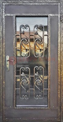 Коричневая наружная дверь порошок со стеклом и ковкой ДСК-160 в Егорьевске