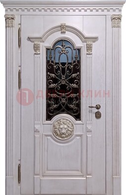 Белая входная дверь массив дуба со стеклом и ковкой для дома ДСК-176 в Сургуте