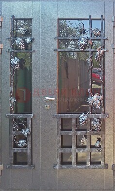 Распашная уличная дверь Порошок со стеклом и ковкой ДСК-221 в Егорьевске