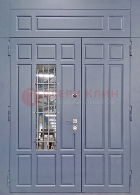 Серая двухстворчатая дверь Винорит со стеклом и ковкой ДСК-234 RAL 7024 в Рязани
