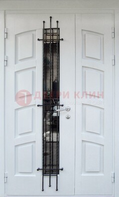 Белая полуторная стальная дверь с массивом для коттеджа ДСК-253 в Одинцово