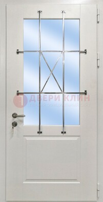 Белая простая железная дверь Винорит со стеклом и ковкой ДСК-257 в Балашихе