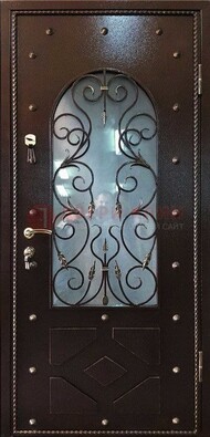 Влагостойкая дверь со стеклом и ковкой с декором ДСК-37 в Раменском
