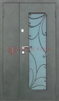 Двухстворчатая железная дверь со стеклом и ковкой ДСК-40 в Егорьевске