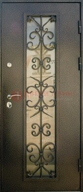 Входная дверь Дверь со стеклом и ковкой черного цвета ДСК-76 для веранды в Егорьевске