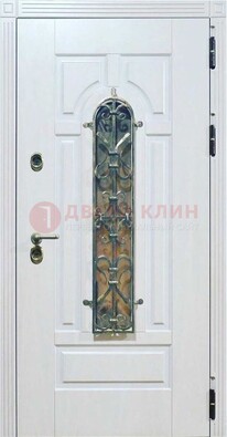 Белая остекленная металлическая дверь с ковкой ДСК-98 в Егорьевске