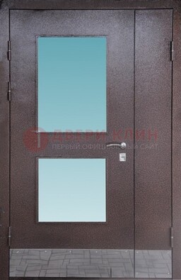 Коричневая тамбурная дверь со стеклянными вставками ДТМ-21 в Омске
