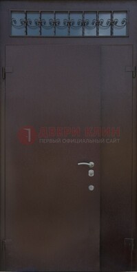 Коричневая тамбурная дверь со стеклянными вставками и ковкой ДТМ-39 в Егорьевске