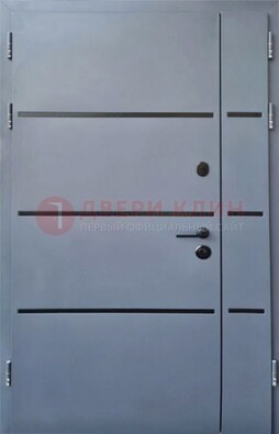 Серая металлическая тамбурная дверь с молдингами ДТМ-42 в Омске
