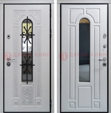 Белая стальная дверь с виноритом и ковкой снаружи ДВТ-197 в Брянске