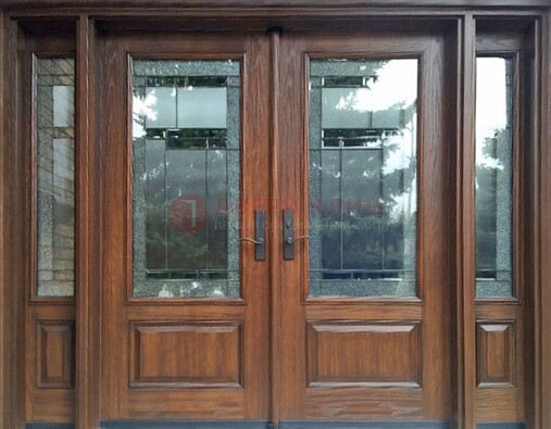 Распашная стальная дверь с массивом с витражом и фрамугами ВЖ-21 в Егорьевске