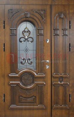 Коричневая двухстворчатая железная дверь с МДФ и витражом ВЖ-32 в Егорьевске