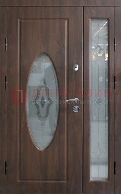 Коричневая двухстворчатая железная дверь с МДФ и витражом ВЖ-33 в Егорьевске